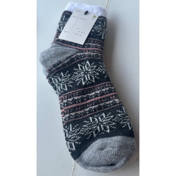Lot of 2 Ankle and Short Crew Christmas Winter Cozy Socks A New Day/Old Navy - Picture 3 of 13